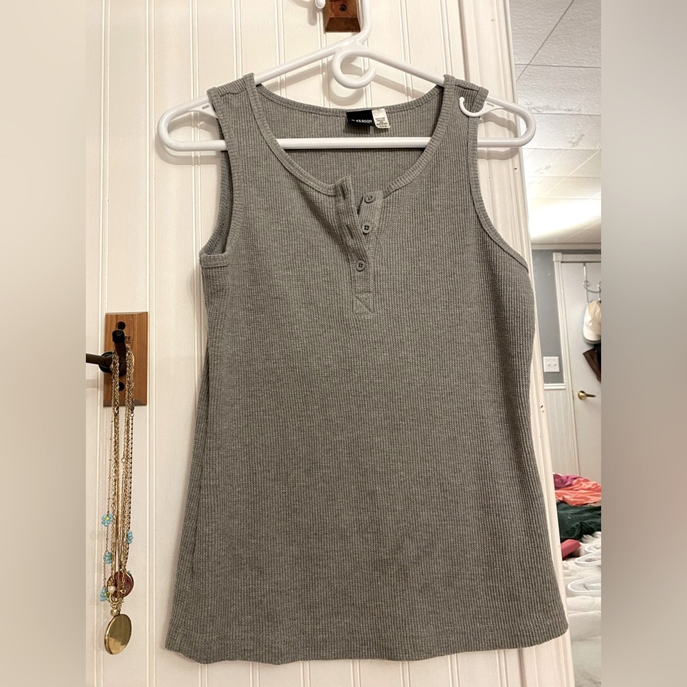 Lola’s room, amazing quality gray tank top.